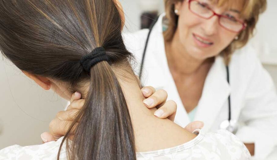 Ārsts pārbauda pacientu ar osteohondrozi
