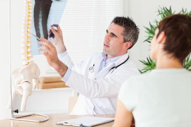 ārsts uzrāda mugurkaula bojājumus dzemdes kakla osteohondrozes dēļ